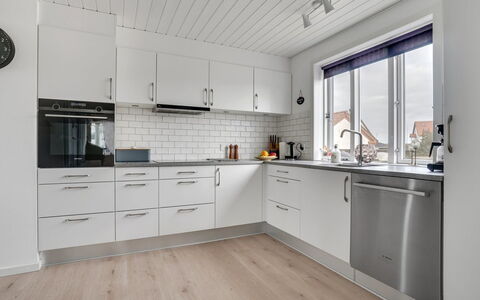 Thilla - 100M from the Sea: Cuisine, Sol, Cabinetry, Comptoir, Bois, Design Intérieur, Sol, Appareil De Cuisine, Plafond, Principaux Appliance