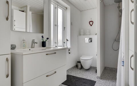 Thilla - 100M from the Sea: Luminaire Plomberie, Sol, Sol, Salle De Bains, Design Intérieur, Évier, Plomberie, Armoire De Toilette, Robinet, Domicile