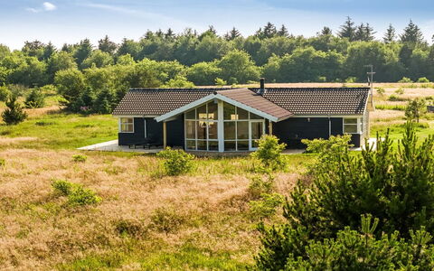 Sulki - 3.5Km from the Sea: Chalet, Domicile, Maison, Toit, Porche, Biens, Siding, Batiments Jardin, Ferme, Cour