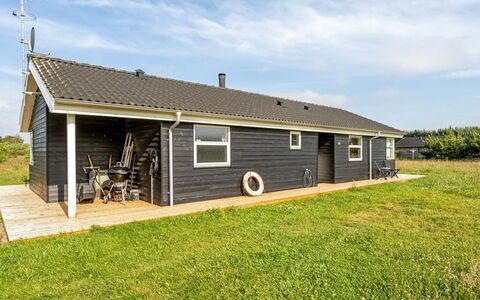 Sulki - 3.5Km from the Sea: Chalet, Domicile, Maison, Toit, Porche, Biens, Siding, Batiments Jardin, Ferme, Cour