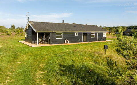 Sulki - 3.5Km from the Sea: Chalet, Domicile, Maison, Toit, Porche, Biens, Siding, Batiments Jardin, Ferme, Cour