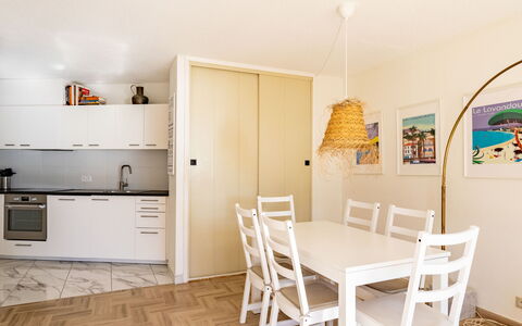 Cadet Rousse: Meubles, Cabinetry, Propriété, Table, Chaise, Bois, Sol, Design Intérieur, Bâtiment, Comptoir