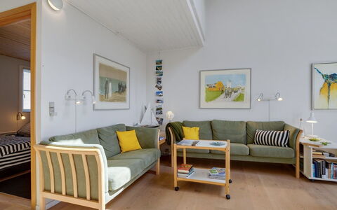 Siunde - 100M to the Fjord: Meubles, Design Intérieur, Canapé, Sol, Bois, Sol, Salon, Plafond, Pièce, Domicile