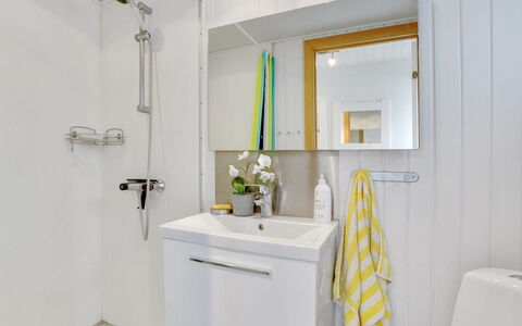 Siunde - 100M to the Fjord: Salle De Bains, Luminaire Plomberie, Design Intérieur, Sol, Sol, Armoire De Toilette, Évier, Lavabo, Robinet, Plomberie