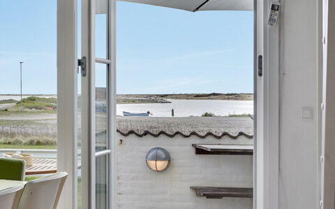 Siunde - 100M to the Fjord: Porte, Chaise, Verre, Ombre, Balcon, Accueil Porte, Daylighting, Aluminium