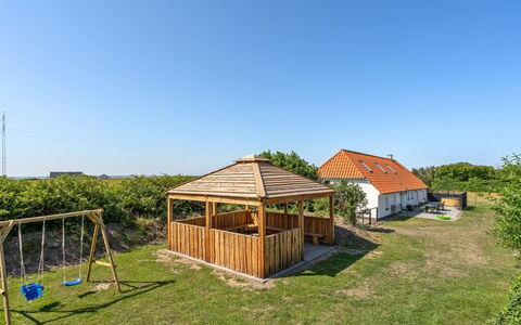 Ailke - 2Km to the Fjord: Ciel, Toit, Nuage, Lot Terre, Plaine, Zone Rurale, Chalet, Ombre, Ferme, Batiments Jardin