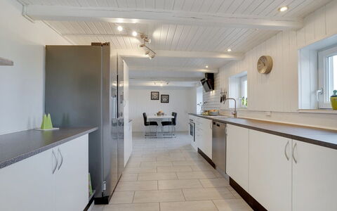 Ailke - 2Km to the Fjord: Sol, Plafond, Design Intérieur, Bois, Sol, Cuisine, Comptoir, Éclairage, Luminaire, Parquet