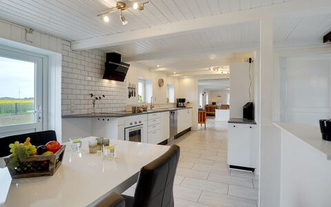 Ailke - 2Km to the Fjord: Plafond, Domicile, Comptoir, Cabinetry, Dur, Cuisine, Luminaire, L'Hiver, Table Cuisine Et Salle A Manger, Daylighting