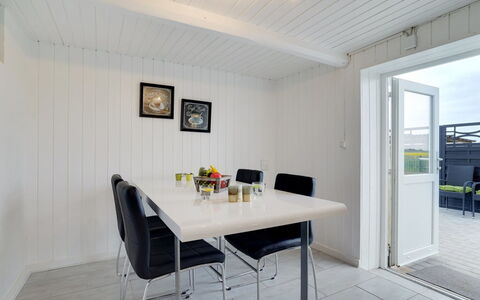 Ailke - 2Km to the Fjord: Bois, Meubles, Sol, Design Intérieur, Plafond, Sol, Table Cuisine Et Salle A Manger, Table, Salle À Manger, Domicile