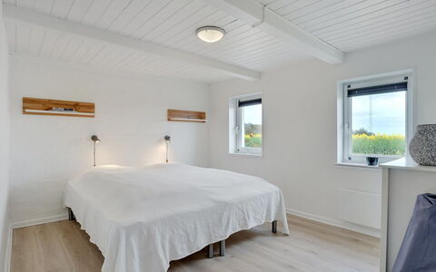 Ailke - 2Km to the Fjord: Bois, Plafond, Chambre, Design Intérieur, Sol, Sol, Éclairage, Domicile, Lit, Luminaire
