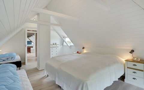 Ailke - 2Km to the Fjord: Lit, Chambre, Bois, Sol, Plafond, Sol, Design Intérieur, Meubles, Literie, Drap De Lit