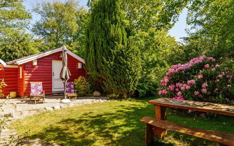 Flugha - 500M to the Fjord: Arbuste, Jardin, Chalet, Batiments Jardin, Printemps, Pelouse, Arrière-Cour, Cabanon, Cour