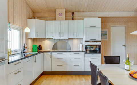 Emanuela - 350M to the Fjord: Bois, Cuisine, Plafond, Design Intérieur, Sol, Appareil De Cuisine, Comptoir, Domicile, Meubles, Sol
