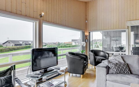 Emanuela - 350M to the Fjord: Plafond, Design Intérieur, Sol, Sol, Salon, Pièce, Canapé, Appartement, Parquet