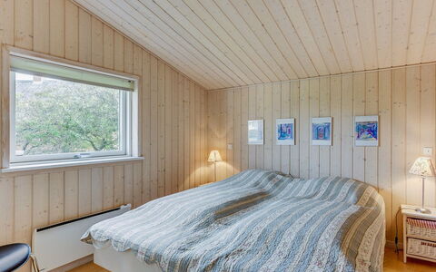 Emanuela - 350M to the Fjord: Bois, Plafond, Chambre, Domicile, Pièce, Lit, Drap De Lit, Literie, Parquet, Dur