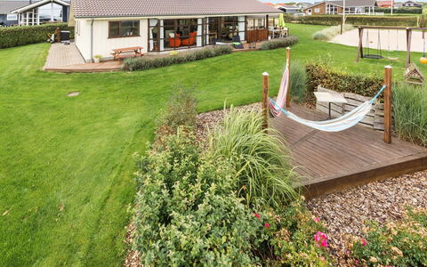 Mervi - 300M to the Fjord: Herbe, Maison, Toit, Domicile, Chalet, Arbuste, Lot Terre, Zone Rurale, Ferme, Couverture De Sol