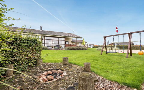 Mervi - 300M to the Fjord: Herbe, Maison, Toit, Domicile, Chalet, Arbuste, Lot Terre, Zone Rurale, Ferme, Couverture De Sol