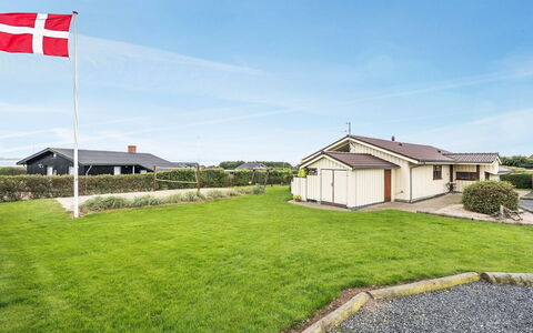 Mervi - 300M to the Fjord: Herbe, Maison, Toit, Domicile, Chalet, Arbuste, Lot Terre, Zone Rurale, Ferme, Couverture De Sol