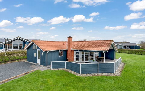 Loviisa - 300M to the Fjord: Toit, Maison, Domicile, Chalet, Siding, Biens, Ombre, Porche, Cour, Ferme