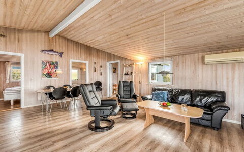 Loviisa - 300M to the Fjord: Bois, Domicile, Plafond, Parquet, Salon, Dur, L'Hiver, Canapé, Planche