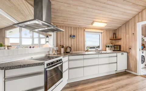 Loviisa - 300M to the Fjord: Bois, Cuisine, Domicile, Principaux Appliance, Comptoir, Appareil De Cuisine, Plafond, Électroménager, Cabinetry, Dur