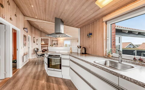 Loviisa - 300M to the Fjord: Bois, Cuisine, Design Intérieur, Sol, Plafond, Domicile, Parquet, Comptoir, Appareil De Cuisine, Dur