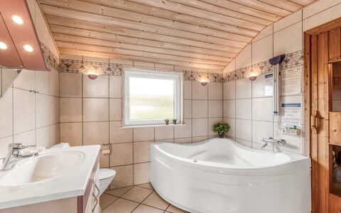 Loviisa - 300M to the Fjord: Luminaire Plomberie, Design Intérieur, Sol, Salle De Bains, Baignoire, Bois, Sol, Plafond, Robinet, Plomberie