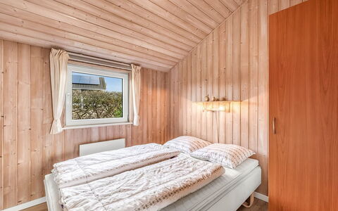 Loviisa - 300M to the Fjord: Bois, Chambre, Domicile, Literie, Lit, Drap De Lit, Tache De Bois, Dur, Cadre De Lit, Chalet