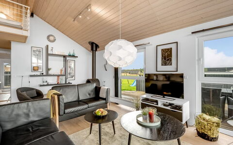 Samuil - 300M to the Fjord: Design Intérieur, Plafond, Bois, Meubles, Luminaire, Sol, Salon, Éclairage, Canapé, Pièce