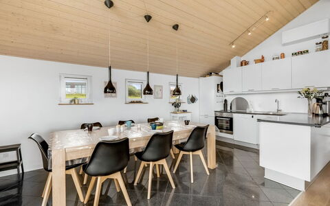 Samuil - 300M to the Fjord: Design Intérieur, Bois, Luminaire, Plafond, Sol, Meubles, Table Cuisine Et Salle A Manger, Éclairage, Cuisine, Comptoir