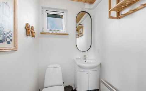Samuil - 300M to the Fjord: Mur, Luminaire Plomberie, Sol, Sol, Design Intérieur, Salle De Bains, Siège De Toilette, Toilette, Plomberie, Lavabo