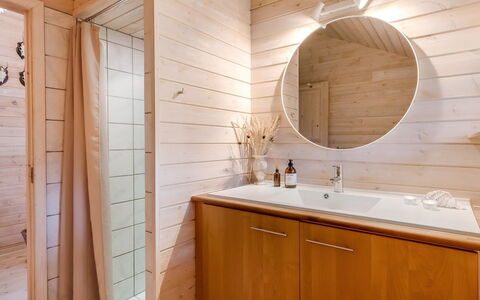 Aman - 700M to the Fjord: Sol, Bois, Sol, Luminaire Plomberie, Design Intérieur, Armoire De Toilette, Lavabo, Salle De Bains, Plafond, Évier