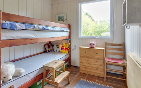 Ioar - 200M to the Fjord: Meubles, Chambre, Sol, Bois, Lit, Sol, Design Intérieur, Lit Superposé, Plafond, Pièce