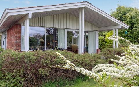Ioar - 200M to the Fjord: Toit, Maison, Arbuste, Domicile, Chalet, Zone Résidentielle, Lot Terre, Couverture De Sol, Jardin