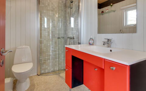 Ioar - 200M to the Fjord: Salle De Bains, Lavabo, Luminaire Plomberie, Évier, Mur, Sol, Design Intérieur, Sol, Armoire De Toilette, Miroir
