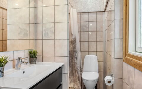 Bendet - 50M to the Fjord: Sol, Sol, Design Intérieur, Luminaire Plomberie, Siège De Toilette, Toilette, Salle De Bains, Tuile, Plomberie, Évier