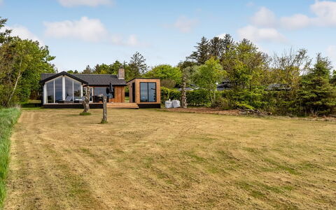 Bendet - 50M to the Fjord: Herbe, Domicile, Maison, Paysage, Arbuste, Lot Terre, Chalet, Zone Rurale, Toit