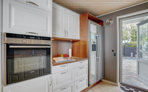 Regnwald - 400M to the Fjord: Appareil De Cuisine, Sol, Cuisine, Principaux Appliance, Cabinetry, Design Intérieur, Bois, Comptoir, Sol, Électroménager