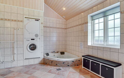 Regnwald - 400M to the Fjord: Sol, Sol, Luminaire Plomberie, Design Intérieur, Plafond, Salle De Bains, Plomberie, Pièce, Tuile, Baignoire