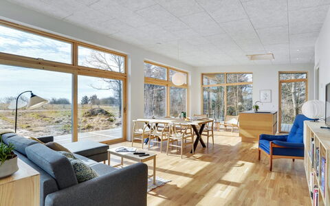 Haubert - 500M to the Fjord: Bois, Sol, Plafond, Sol, Parquet, Chaise, Dur, Matériau Naturel, Salon, Daylighting