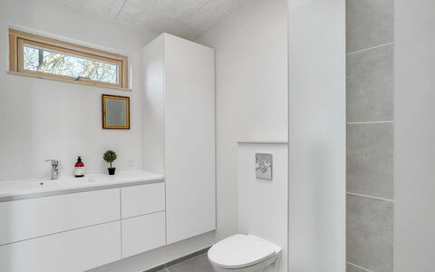 Haubert - 500M to the Fjord: Sol, Sol, Luminaire Plomberie, Design Intérieur, Salle De Bains, Tuile, Armoire De Toilette, Plomberie, Évier, Plafond