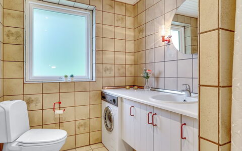 Ephra - 250M to the Fjord: Salle De Bains, Luminaire Plomberie, Sol, Siège De Toilette, Toilette, Sol, Design Intérieur, Plomberie, Évier, Lavabo