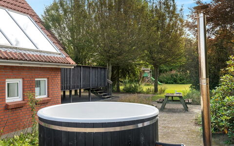 Auguste - 1.5Km to the Fjord: Toit, Maison, Lot Terre, Domicile, Chalet, Biens, Batiments Jardin, Ombre, Cabane En Rondins, Aménagement Paysager