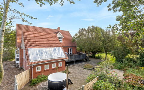 Auguste - 1.5Km to the Fjord: Toit, Maison, Lot Terre, Domicile, Chalet, Biens, Batiments Jardin, Ombre, Cabane En Rondins, Aménagement Paysager