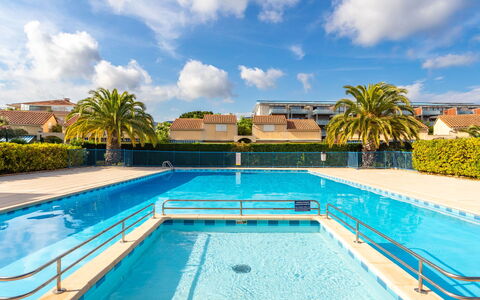 Le Lavandou 70: L'Eau, Plante, Nuage, Ciel, Propriété, Bâtiment, Piscine, Bleu Azur, Arbre, Plan D'Eau
