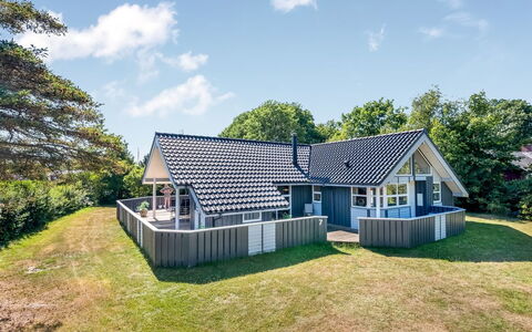 Stryd - 150M from the Sea: Domicile, Toit, Maison, Chalet, Biens, Ombre, Pelouse, Aménagement Paysager, Jardin, Ferme