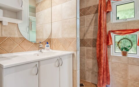 Stryd - 150M from the Sea: Sol, Luminaire Plomberie, Design Intérieur, Sol, Salle De Bains, Armoire De Toilette, Évier, Plomberie, Robinet, Tuile