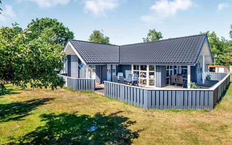 Stryd - 150M from the Sea: Toit, Domicile, Maison, Chalet, Porche, Biens, Ombre, Siding, Jardin, Ferme