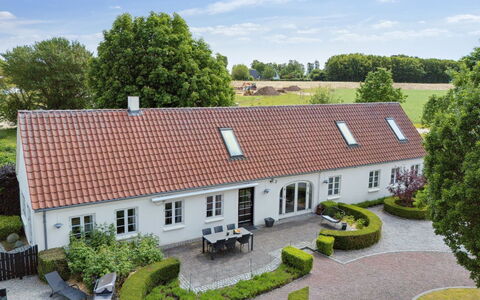 Malinda - 500M from the Sea: Appartement, Ombre, Balcon, Chaise, Clôture, Mobilier De Jardin, Aluminium, Gazon Artificiel