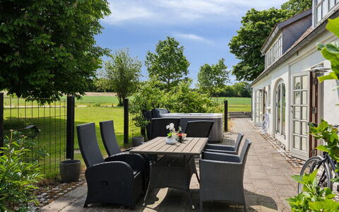 Malinda - 500M from the Sea: Appartement, Ombre, Balcon, Chaise, Clôture, Mobilier De Jardin, Aluminium, Gazon Artificiel